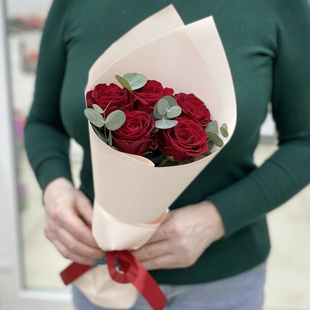 5 роз с эвкалиптом, артикул F1290668 - 3080 рублей, доставка по городу. Flawery - доставка цветов