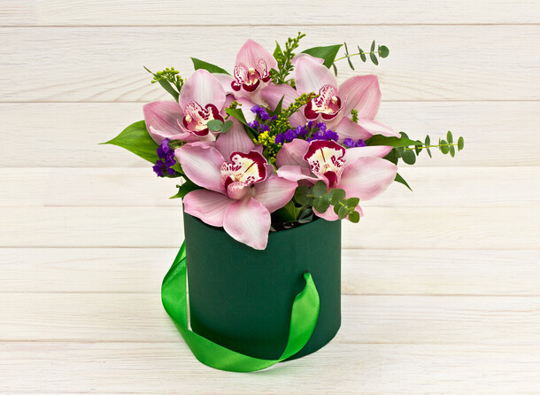 Шляпная коробка с орхидеей мини, артикул F80889 - 4950 рублей, доставка по городу. Flawery - доставка цветов