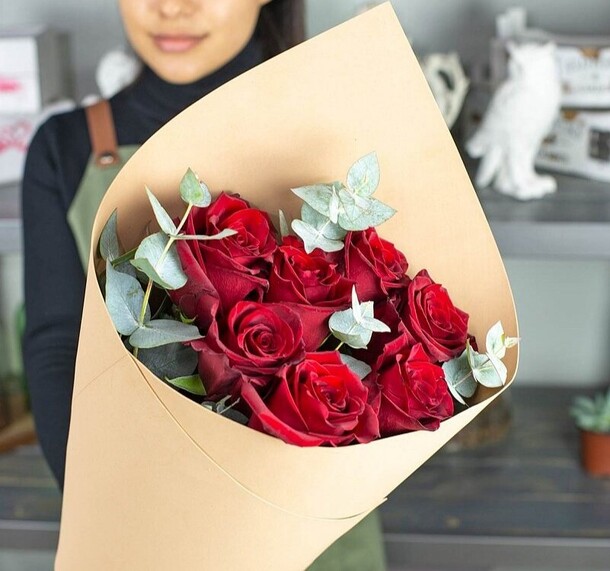 Букет из 7 роз, артикул F87929 - 4950 рублей, доставка по городу. Flawery - доставка цветов