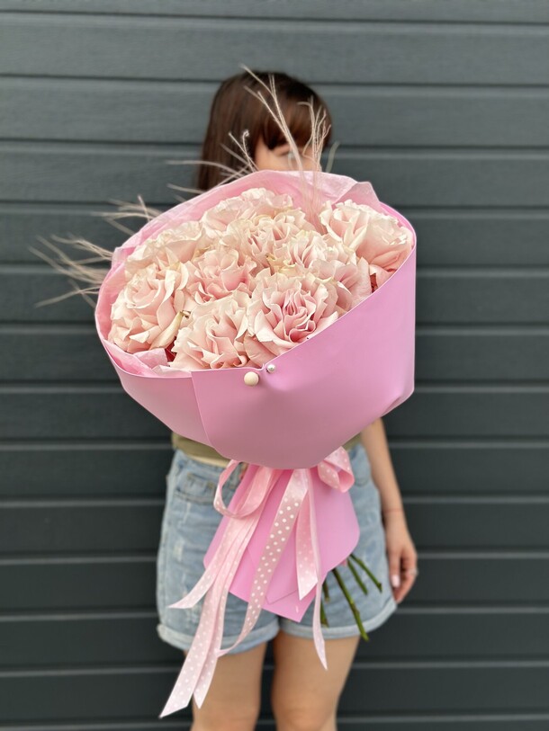 Букет из розовых французских роз, артикул F1322803 - 5100 рублей, доставка по городу. Flawery - доставка цветов