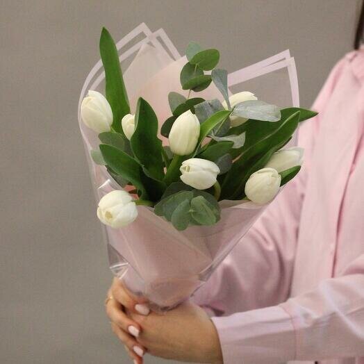 Букет из 7 белых тюльпанов с эвкалиптом, артикул F1385172 - 3600 рублей, доставка по городу. Flawery - доставка цветов