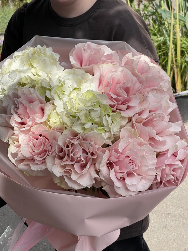 Букет «романтик», артикул F1318780 - 7950 рублей, доставка по городу. Flawery - доставка цветов