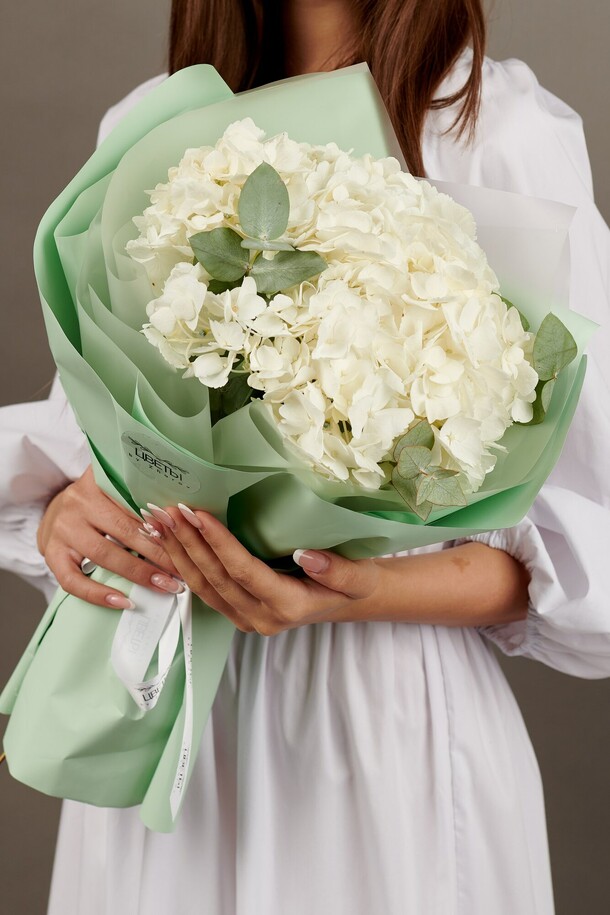 Букет-комплимент из гортензия, артикул F1341575 - 2480 рублей, доставка по городу. Flawery - доставка цветов
