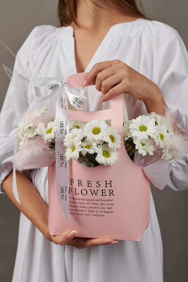 Сумочка с ромашкой, артикул F1341581 - 2500 рублей, доставка по городу. Flawery - доставка цветов