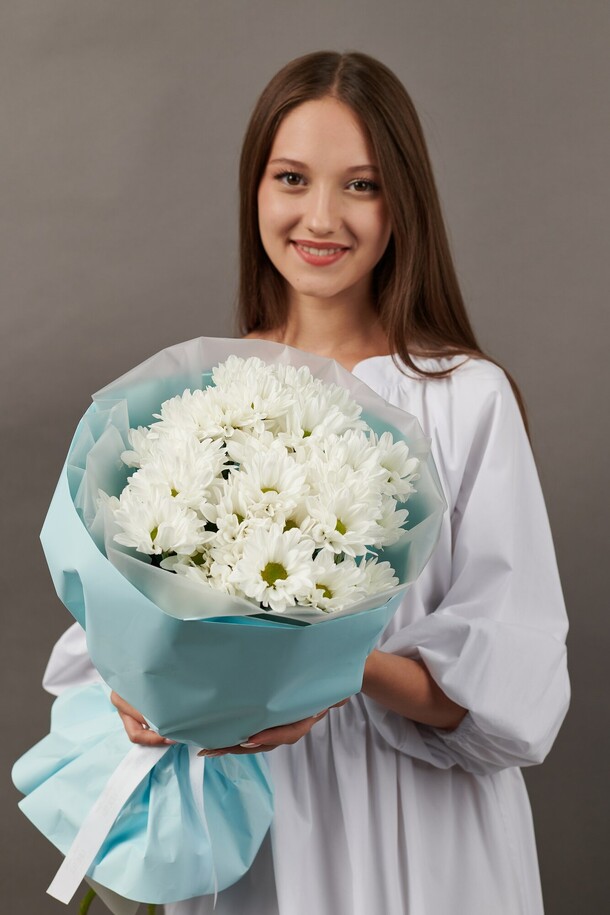 Букет ромашек хризантем, артикул F1341600 - 3200 рублей, доставка по городу. Flawery - доставка цветов