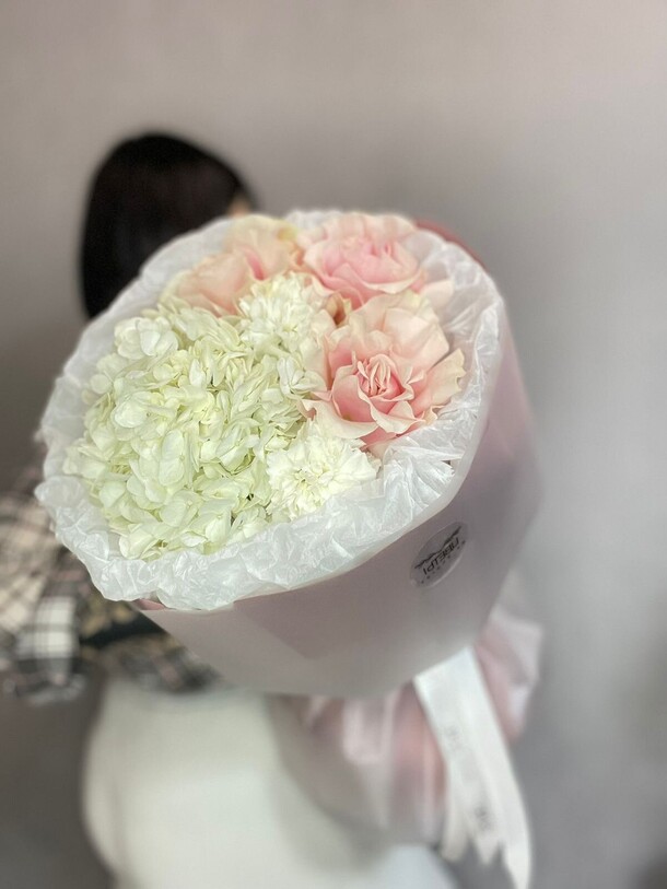 Ажурный букет 💐, артикул F1376671 - 3800 рублей, доставка по городу. Flawery - доставка цветов