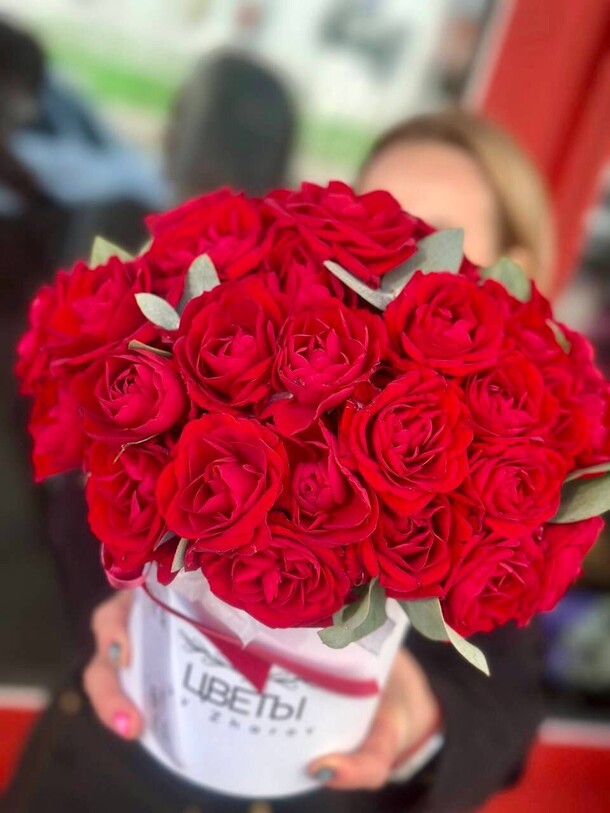 Композиция с краснойкустовой розой, артикул F1378615 - 5620 рублей, доставка по городу. Flawery - доставка цветов