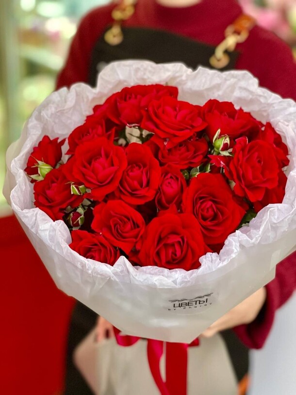 Кустовые розы в оформлении, артикул F1378660 - 3500 рублей, доставка по городу. Flawery - доставка цветов