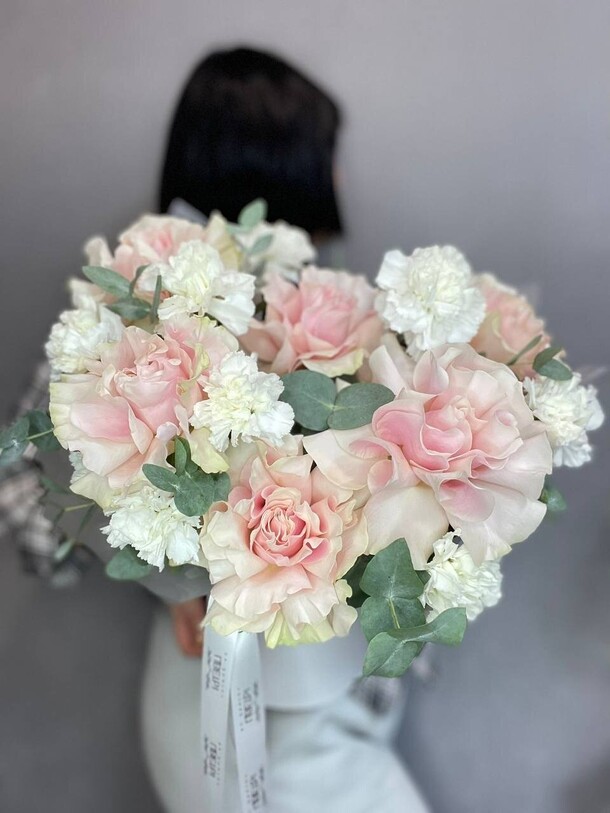 Композиция с французскими розами, артикул F1378764 - 6200 рублей, доставка по городу. Flawery - доставка цветов