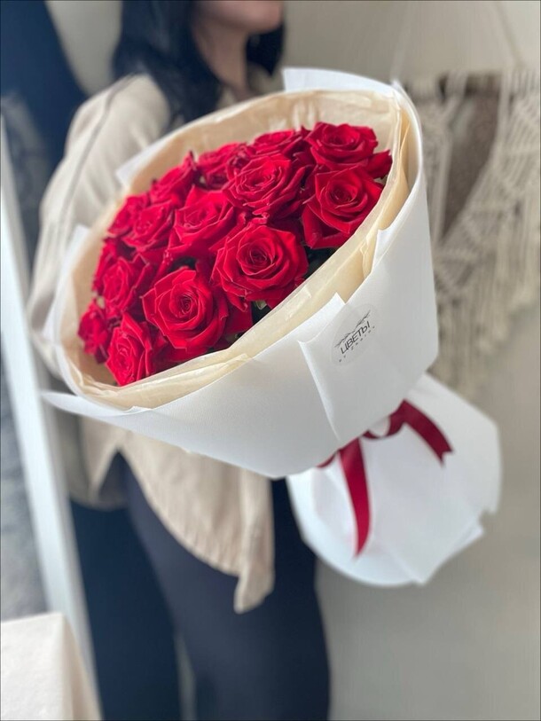 Букет красных роз, артикул F1435187 - 5750 рублей, доставка по городу. Flawery - доставка цветов