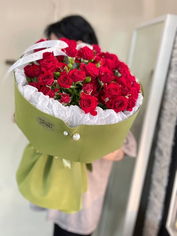 Букет из красных кустовых роз, артикул F1435510 - 4799 рублей, доставка по городу. Flawery - доставка цветов