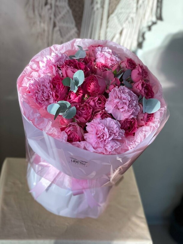 Букет кустовые розы и диантусы, артикул F1435512 - 4599 рублей, доставка по городу. Flawery - доставка цветов