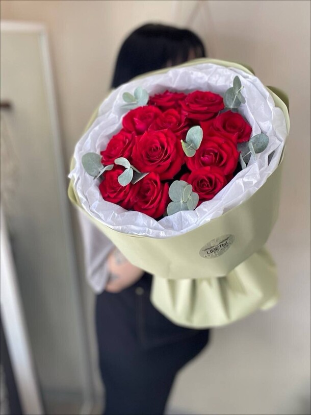 Букет из красных роз, артикул F1435523 - 5799 рублей, доставка по городу. Flawery - доставка цветов