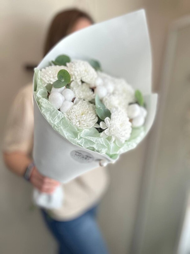 Букет хризантема с хлопком, артикул F1435544 - 2650 рублей, доставка по городу. Flawery - доставка цветов