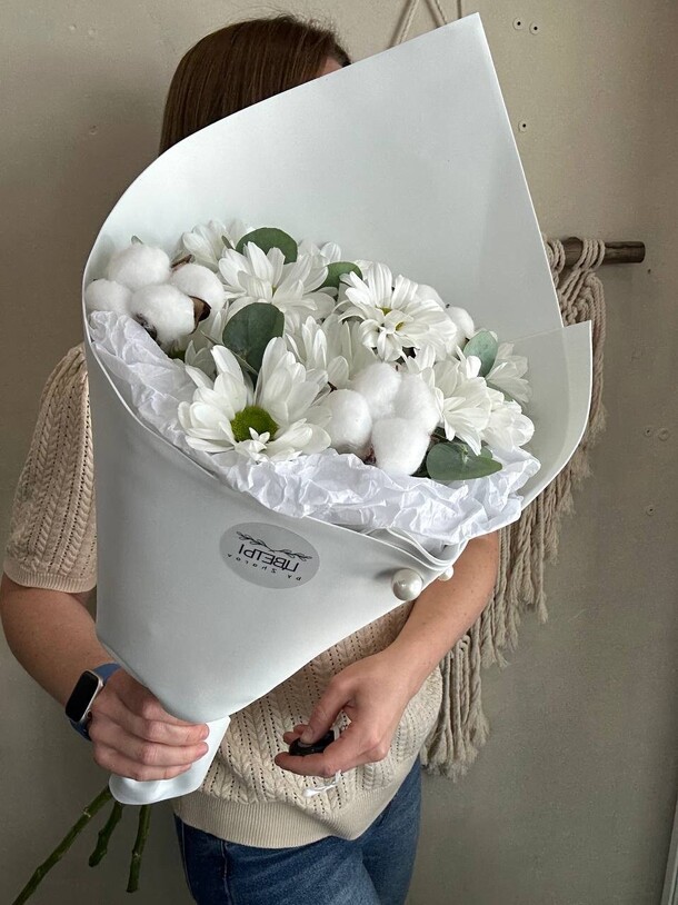 Букет хризантема ромашка и хлопок, артикул F1435580 - 3200 рублей, доставка по городу. Flawery - доставка цветов