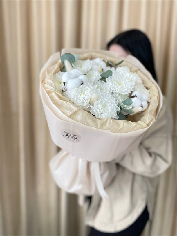 Букет из хризантем и хлопка, артикул F1436696 - 2520 рублей, доставка по городу. Flawery - доставка цветов