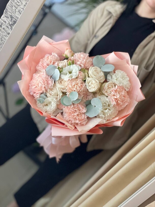 Авторский букет из эустомы и диантусов, артикул F1436740 - 7350 рублей, доставка по городу. Flawery - доставка цветов