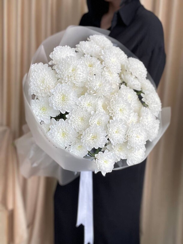 Букет хризантем кустовых белых, артикул F1446978 - 6550 рублей, доставка по городу. Flawery - доставка цветов