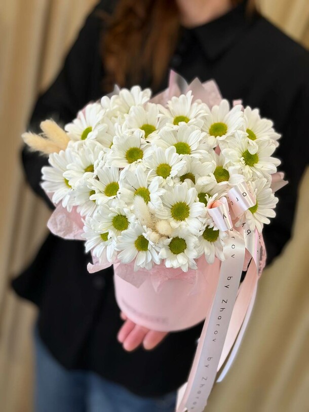 Хризантема ромашка в розовом цилиндре с лагурусом, артикул F1507204 - 2600 рублей, доставка по городу. Flawery - доставка цветов