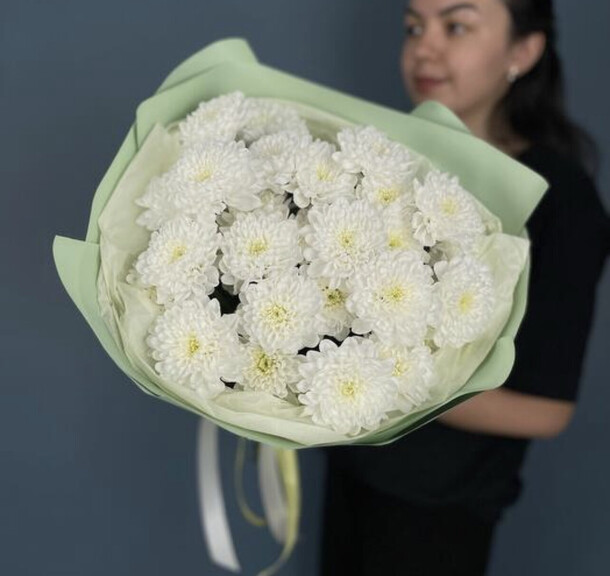 Букет 5 белых кустовых хризантем, артикул F1320580 - 2185 рублей, доставка по городу. Flawery - доставка цветов