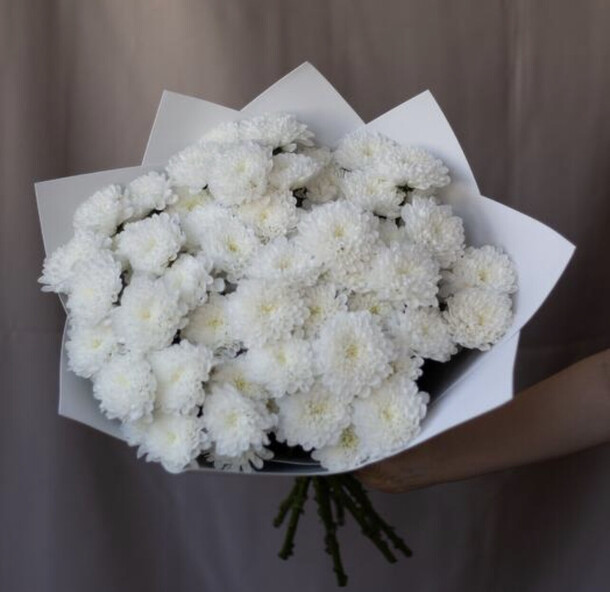 Букет 9 белых кустовых хризантем, артикул F1320581 - 3475 рублей, доставка по городу. Flawery - доставка цветов