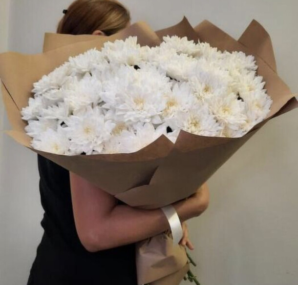 Букет 11 белых кустовых хризантем, артикул F1320584 - 4120 рублей, доставка по городу. Flawery - доставка цветов