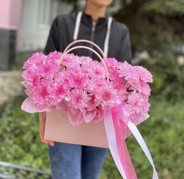 Сумочка розовых хризантем, артикул F1320778 - 2575 рублей, доставка по городу. Flawery - доставка цветов