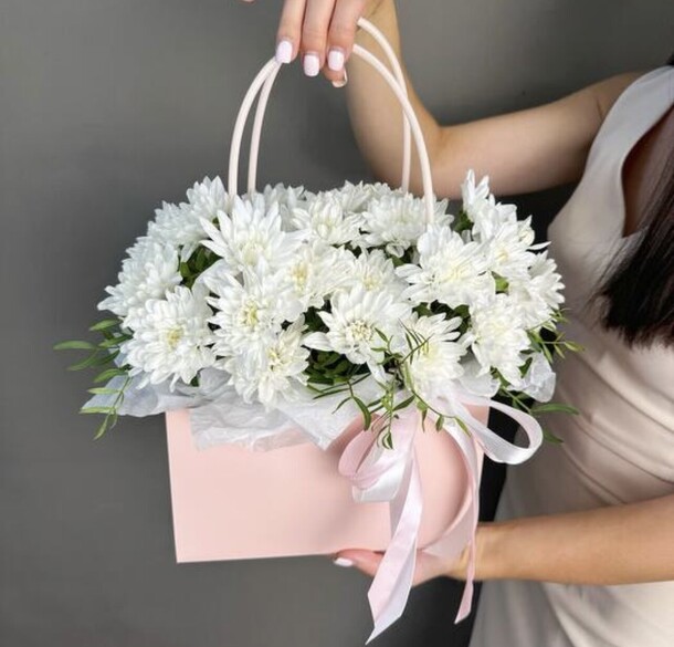 Сумочка из белой хризантемы, артикул F1321131 - 2610 рублей, доставка по городу. Flawery - доставка цветов