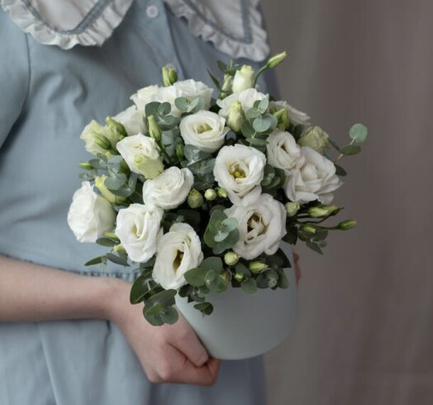 Коробочка эустома с эвкалиптом, артикул F1386878 - 4050 рублей, доставка по городу. Flawery - доставка цветов