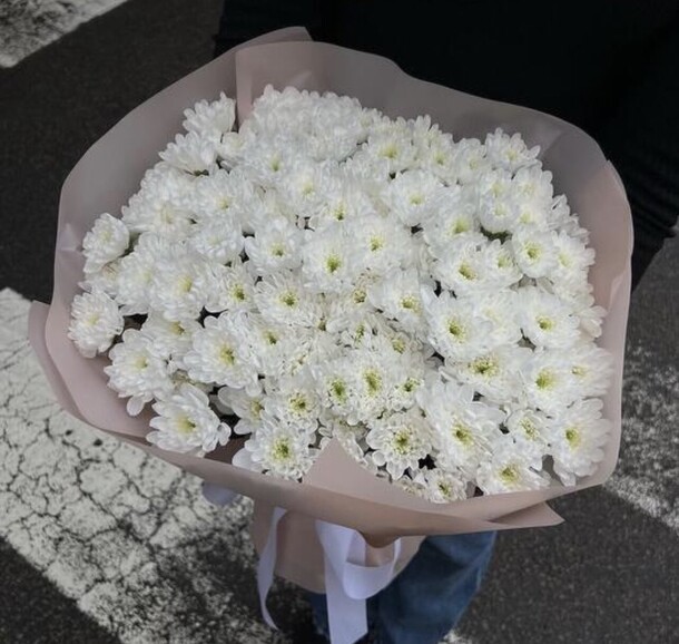 Монобукет из 17 белых хризантем, артикул F1397544 - 6050 рублей, доставка по городу. Flawery - доставка цветов