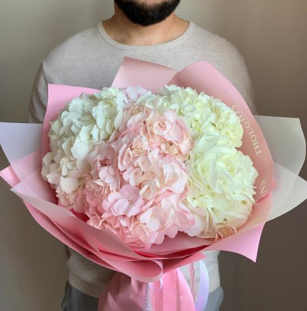 Букет микс из 5 гортензий, артикул F1397562 - 3465 рублей, доставка по городу. Flawery - доставка цветов