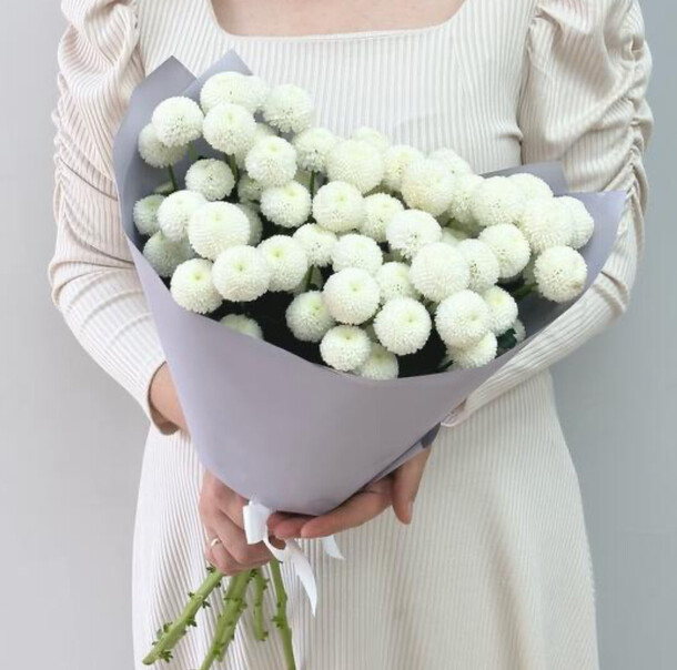 Букет белых кустовых хризантем, артикул F1397627 - 2590 рублей, доставка по городу. Flawery - доставка цветов