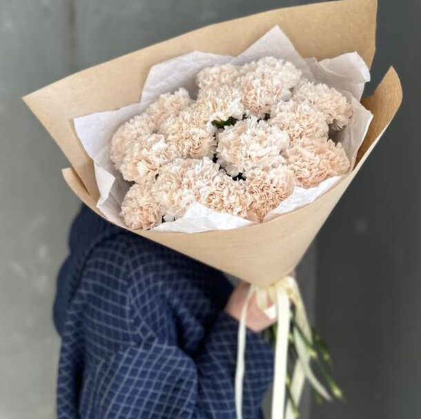 Стойкий букет с кремовыми диантусами, артикул F1449548 - 2215 рублей, доставка по городу. Flawery - доставка цветов