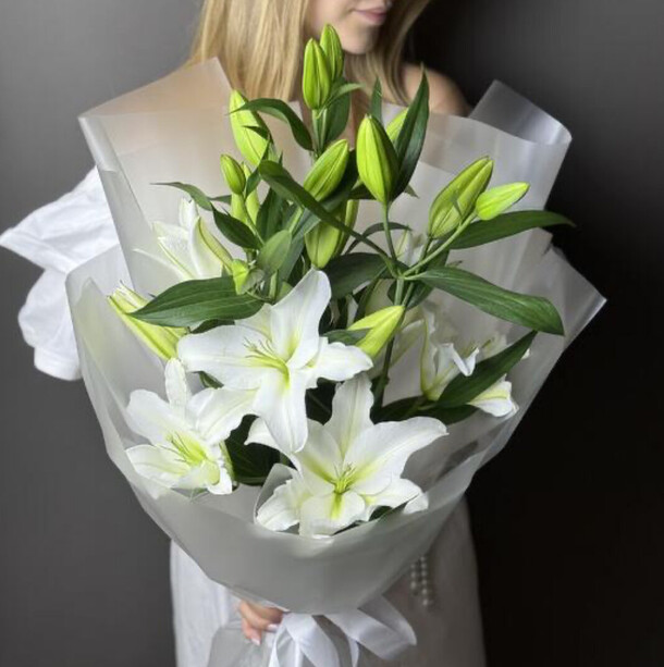 Букет из 3 белых лилий, артикул F1467854 - 2835 рублей, доставка по городу. Flawery - доставка цветов