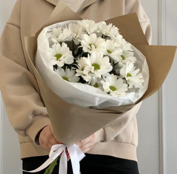 Стильный букет 🌿 ромашки хризантемы, артикул F1479993 - 1440 рублей, доставка по городу. Flawery - доставка цветов