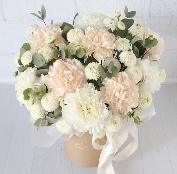 Коробка кустовых хризантем, диантус и эвкалипт, артикул F1480004 - 3285 рублей, доставка по городу. Flawery - доставка цветов