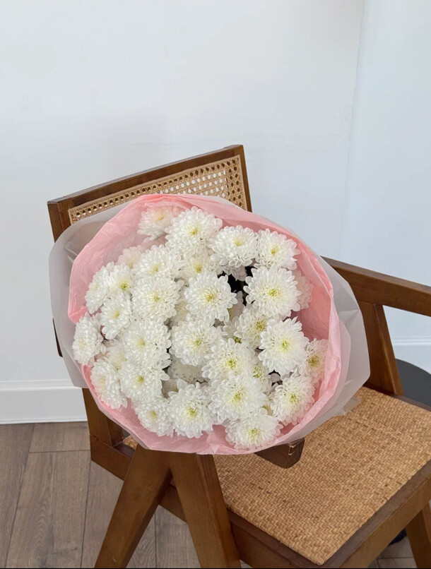 Монобукет 7 белых хризантем, артикул F1480007 - 2830 рублей, доставка по городу. Flawery - доставка цветов