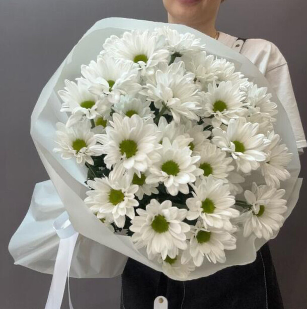 Букет из 5 кустовых хризантем белых, артикул F1480026 - 2015 рублей, доставка по городу. Flawery - доставка цветов