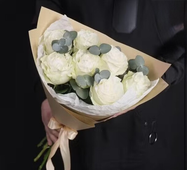 Монобукет белых роз с эвкалиптом, артикул F1480047 - 2840 рублей, доставка по городу. Flawery - доставка цветов