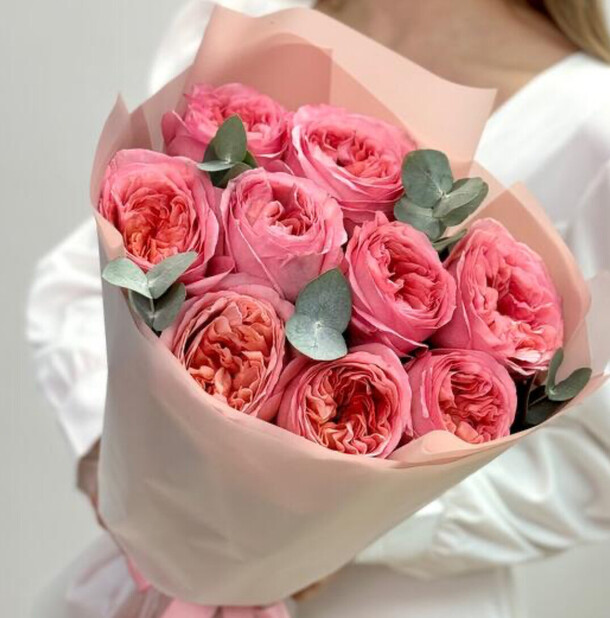 Букет роз пионовидных и эвкалипта, артикул F1480080 - 3715 рублей, доставка по городу. Flawery - доставка цветов