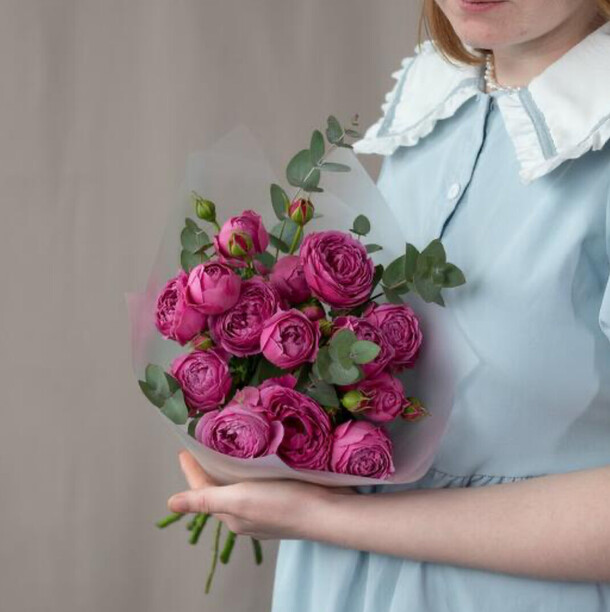 Букет комплимент из кустовых роз, артикул F1480122 - 2590 рублей, доставка по городу. Flawery - доставка цветов