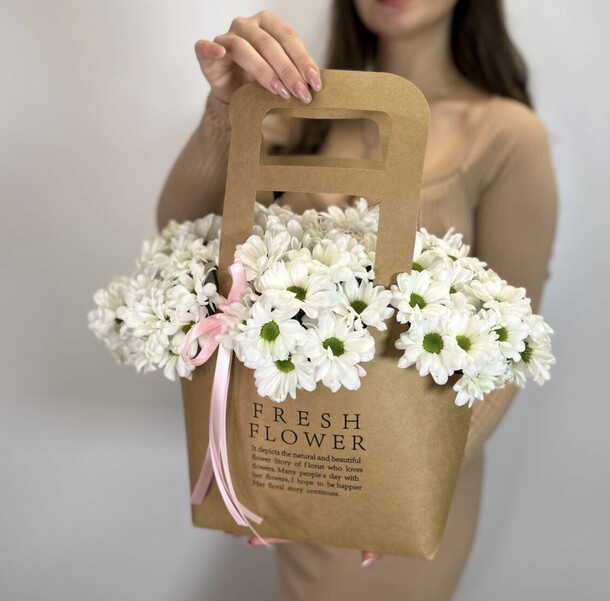 Сумочка с кустовой хризантемой, артикул F1531431 - 2875 рублей, доставка по городу. Flawery - доставка цветов