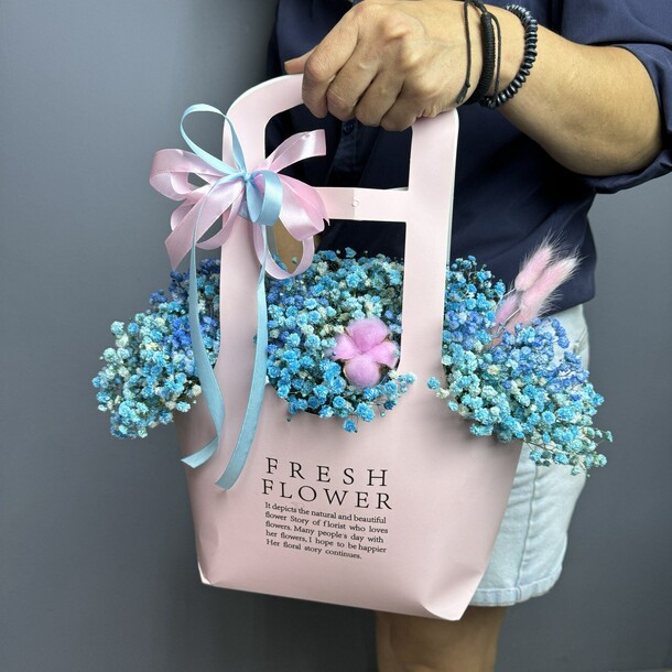 Сумочка с голубой гипсофилой, артикул F1328479 - 4395 рублей, доставка по городу. Flawery - доставка цветов