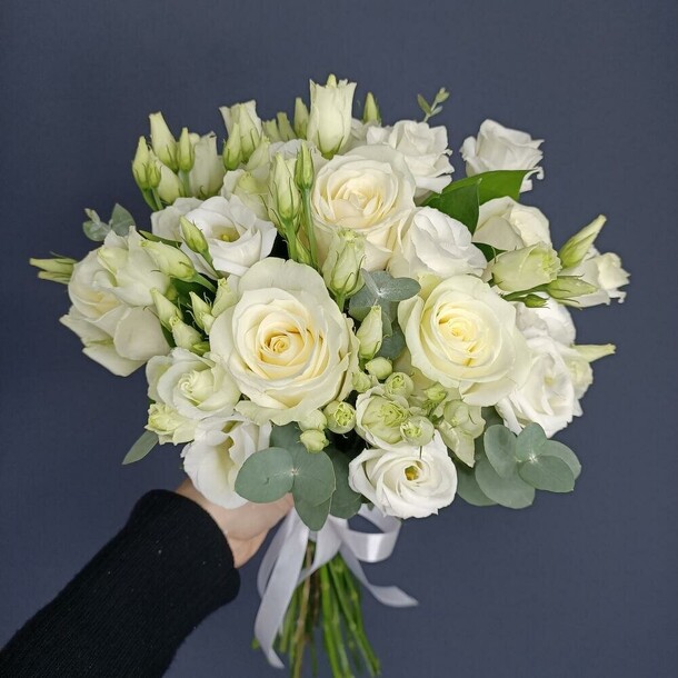 Белоснежка из розы и эустомы, артикул F1329927 - 5500 рублей, доставка по городу. Flawery - доставка цветов