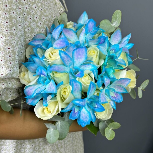 Голубое облако из белых роз и голубого дендробиума, артикул F1329933 - 5750 рублей, доставка по городу. Flawery - доставка цветов