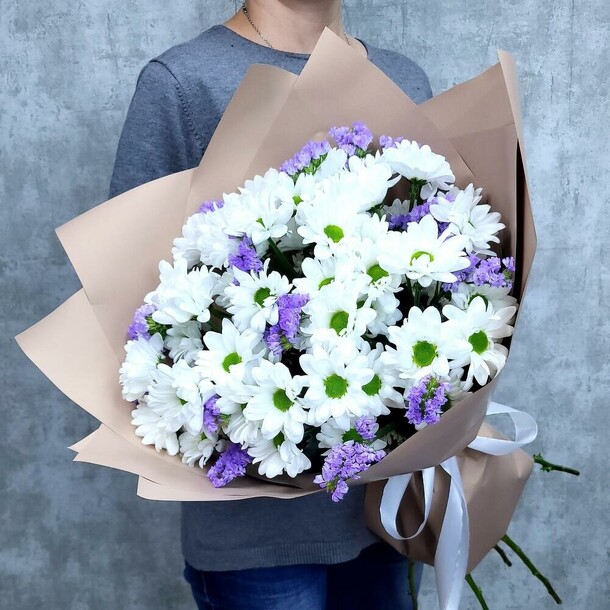 Букет из хризантем бакарди и статицы, артикул F1331363 - 4520 рублей, доставка по городу. Flawery - доставка цветов