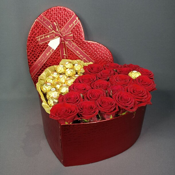 Сердце роз с ферреро, артикул F1357722 - 10839 рублей, доставка по городу. Flawery - доставка цветов