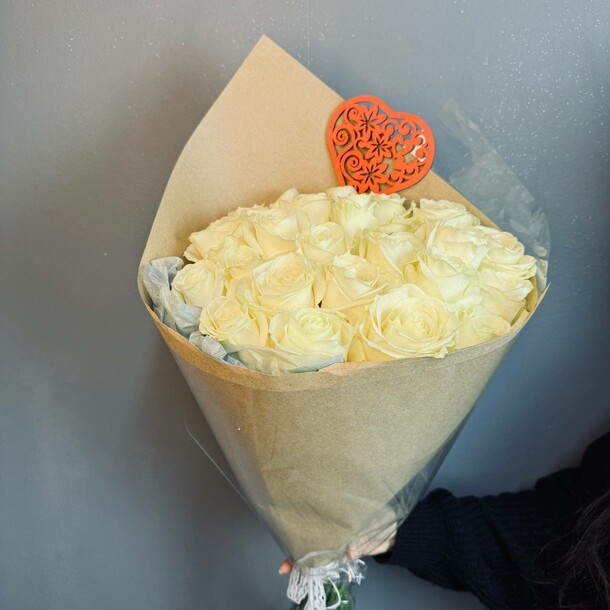 Букет из 25 белых роз, артикул F1369231 - 8100 рублей, доставка по городу. Flawery - доставка цветов