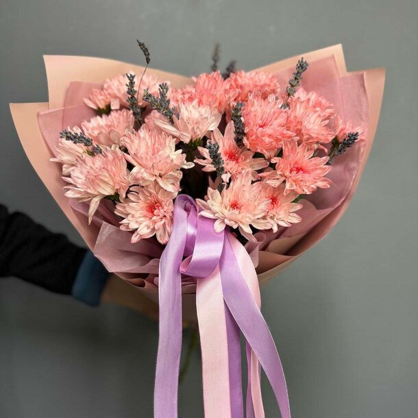 "розовое счастье" букет из персиковых хризантем, артикул F1370034 - 4670 рублей, доставка по городу. Flawery - доставка цветов