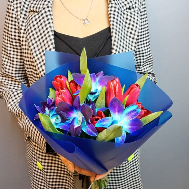 Букет из тюльпанов и орхидеи, артикул F1384745 - 4570 рублей, доставка по городу. Flawery - доставка цветов